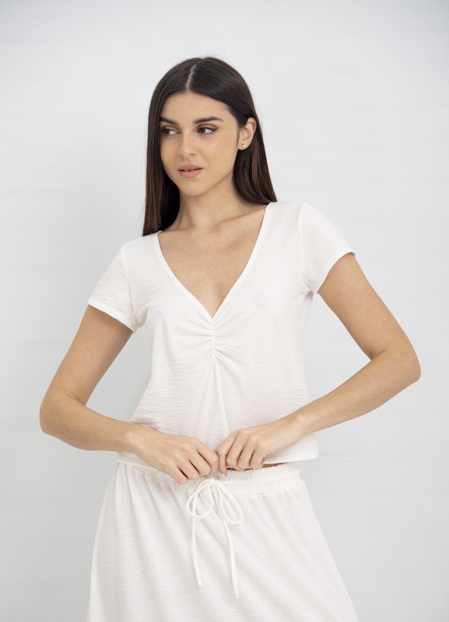 Remera fantasia con frunce en escote