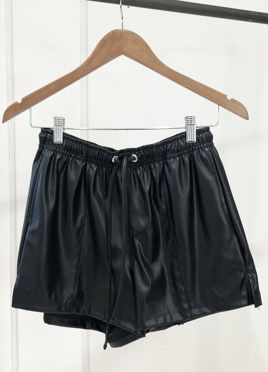 Short eco cuero con recortes