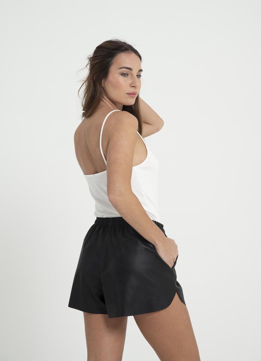 Short eco cuero al corte