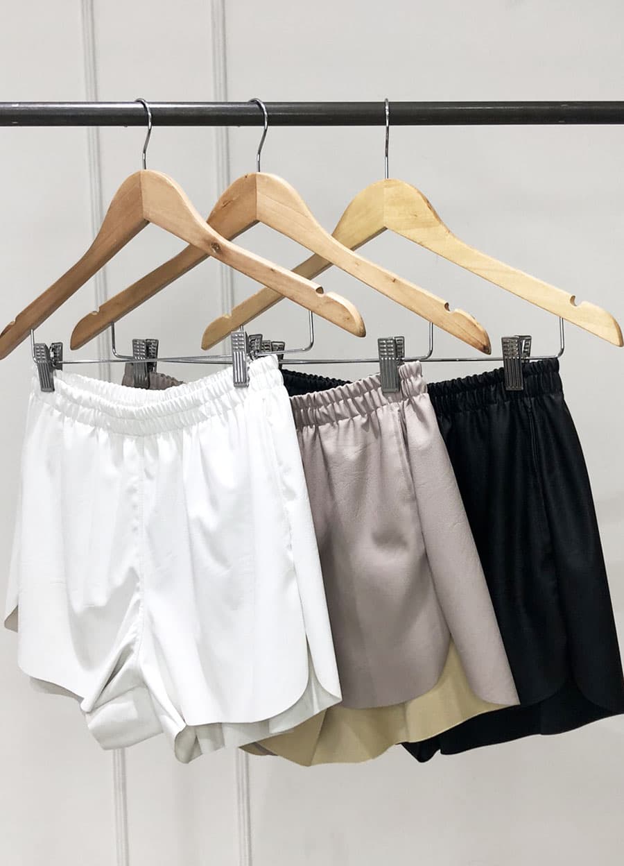 Short eco cuero al corte