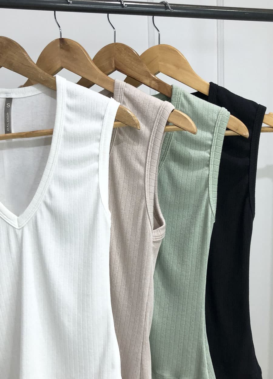 Musculosa desagujada escote V