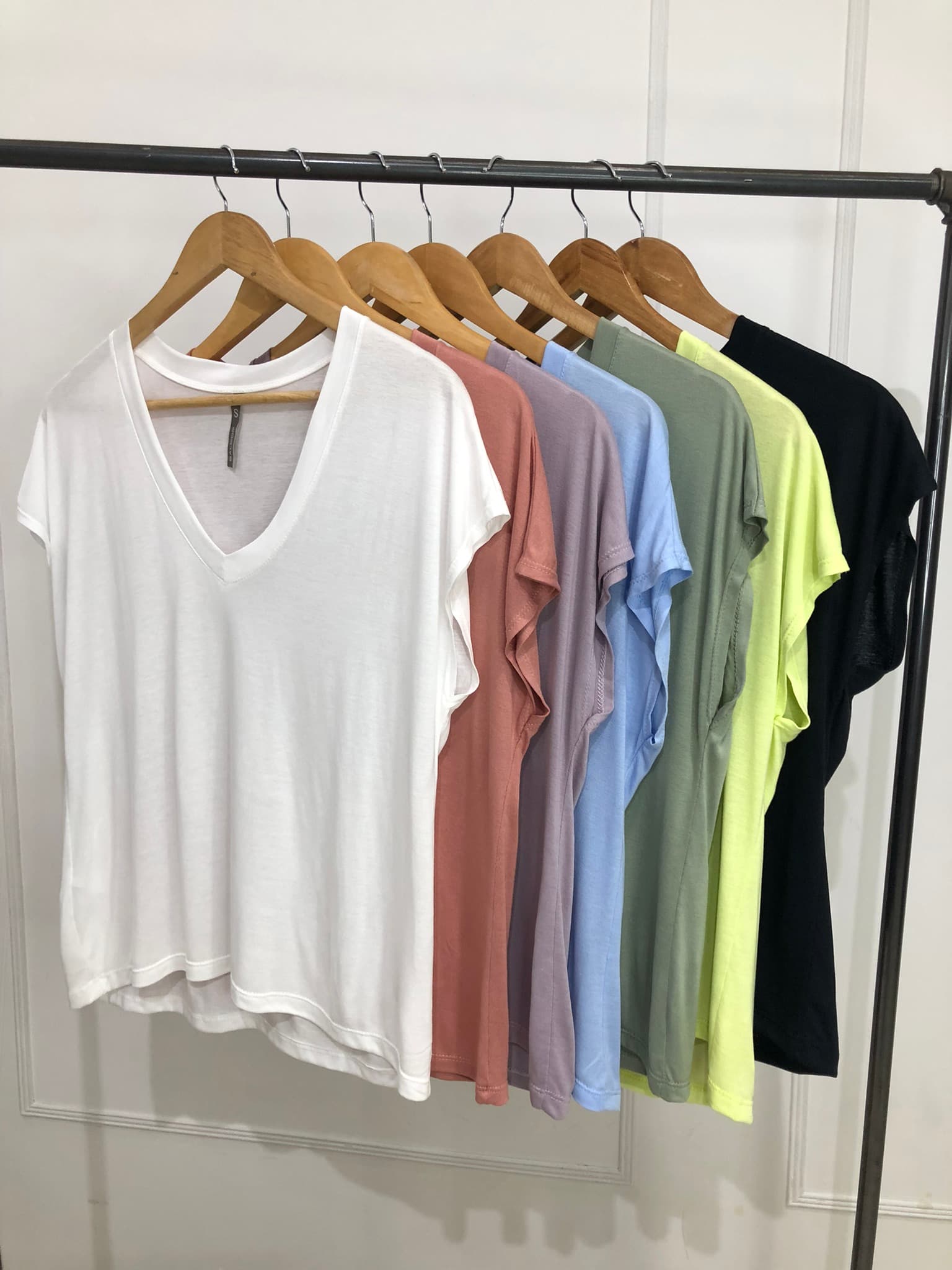 Remera escote V viscosa