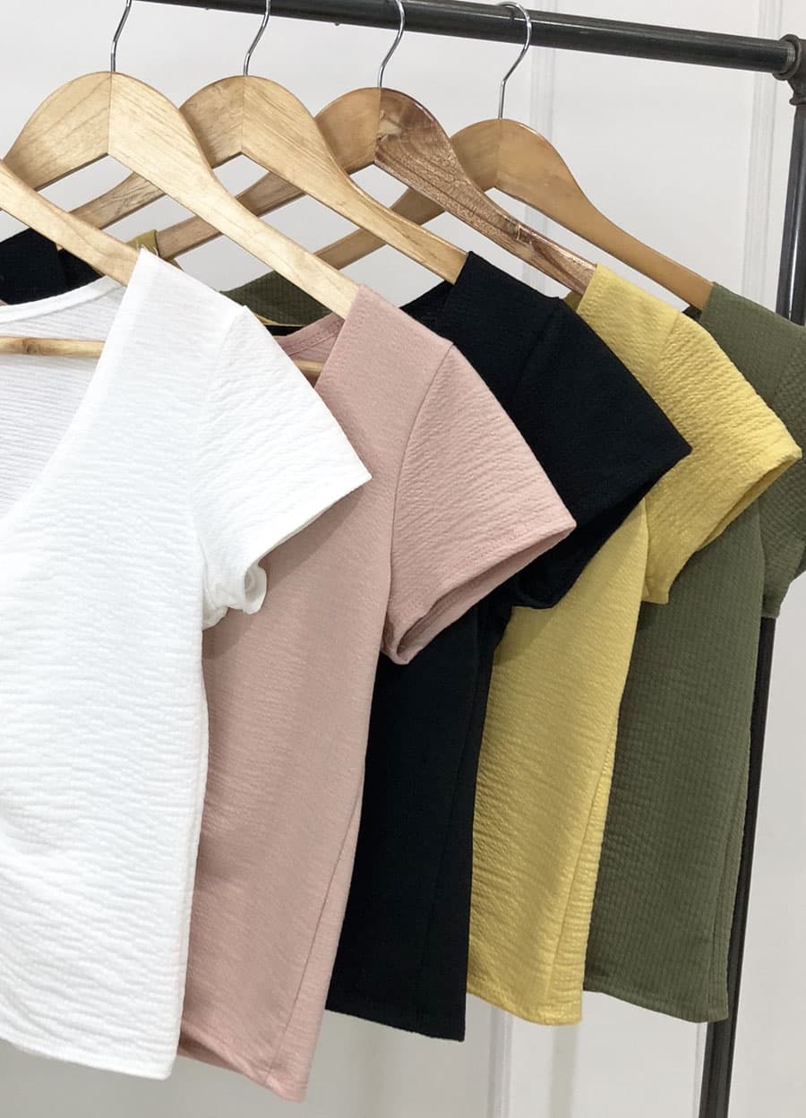 Remera fantasia con frunce en escote
