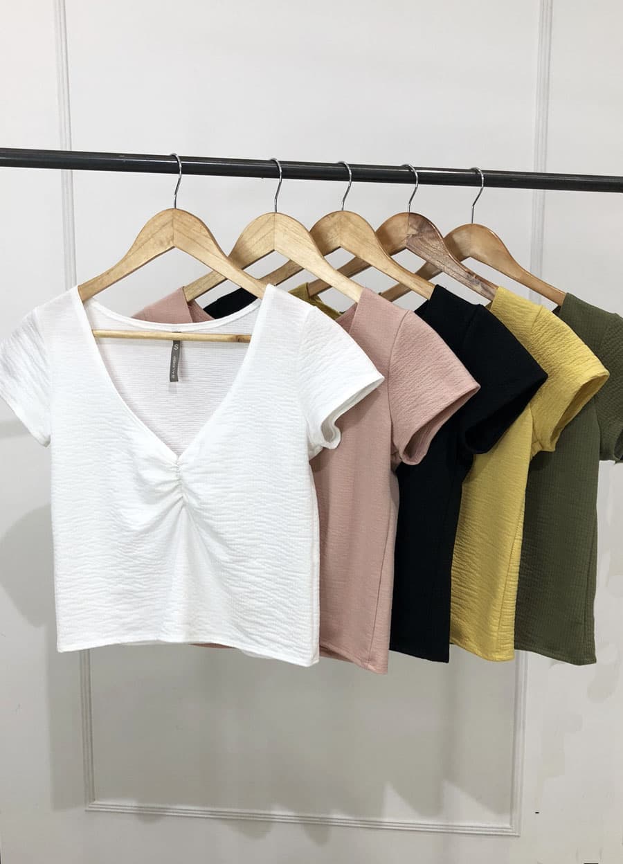 Remera fantasia con frunce en escote