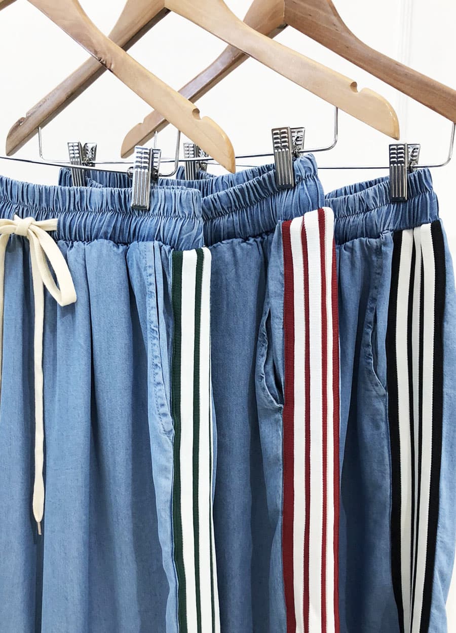 Pantalon denim con tira lateral