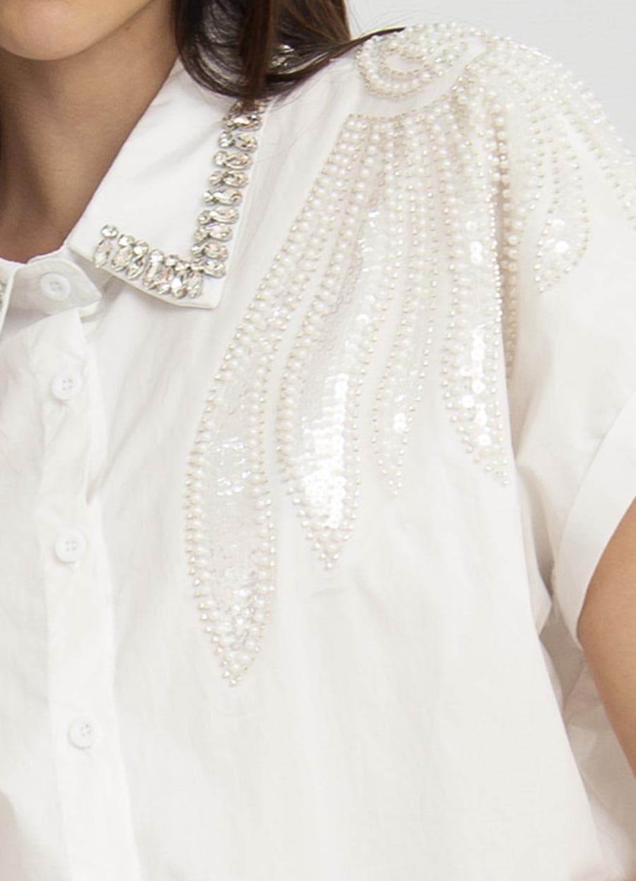 Camisa  manga corta bordada con piedras en hombro