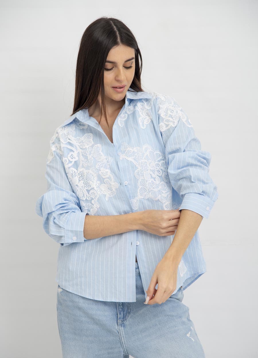 Camisa rayada con aplique