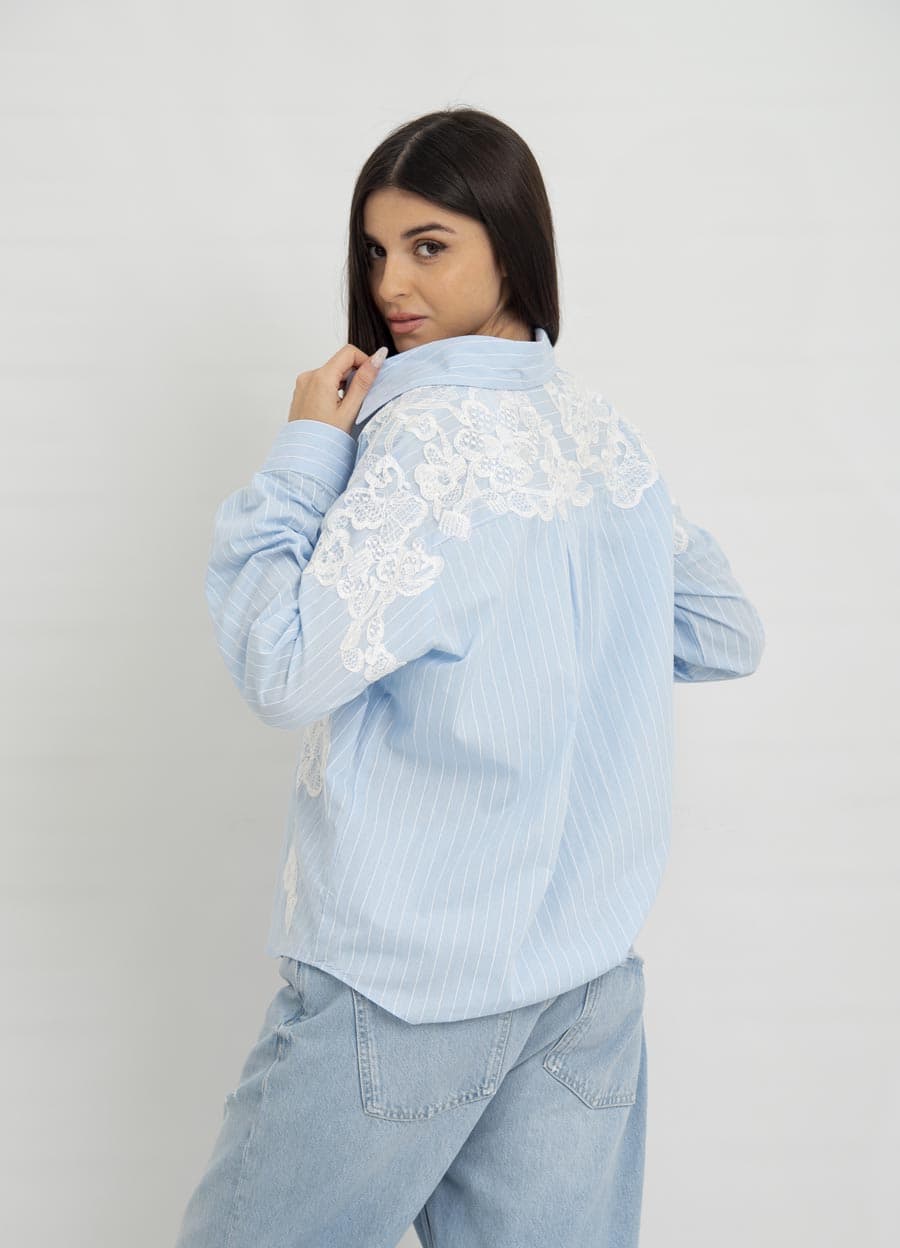 Camisa rayada con aplique